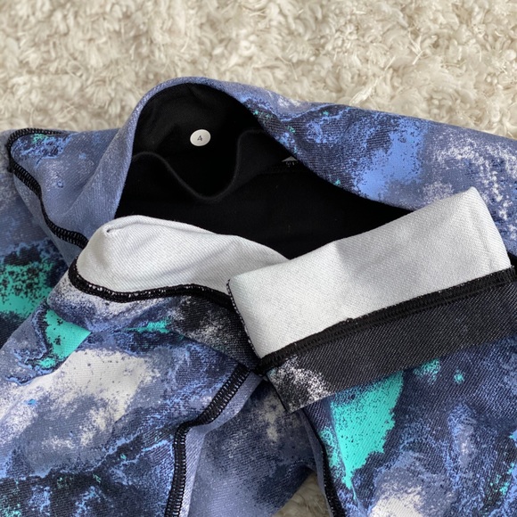 Lululemon abstract capri - Picture 4 of 4